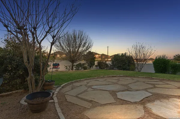 a view of a backyard