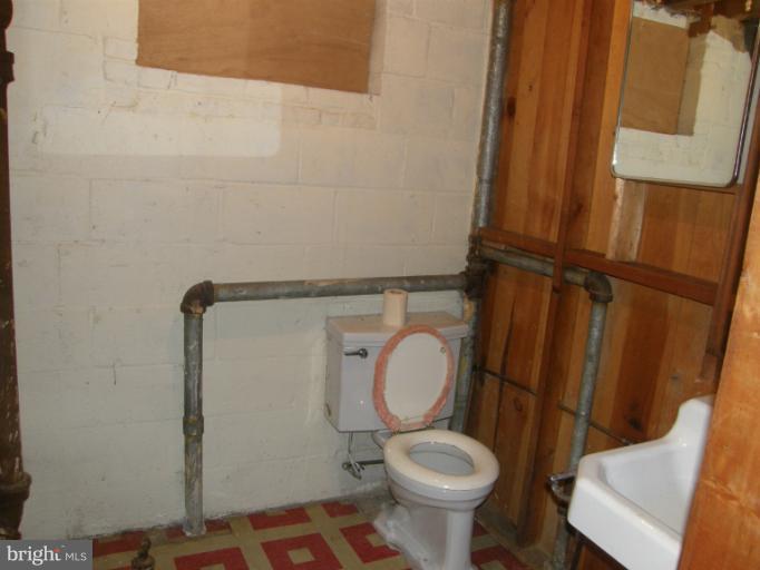 3306 Russell Road Alexandria, VA 22305 - Photo 18 of 21 a bathroom with a toilet and a sink