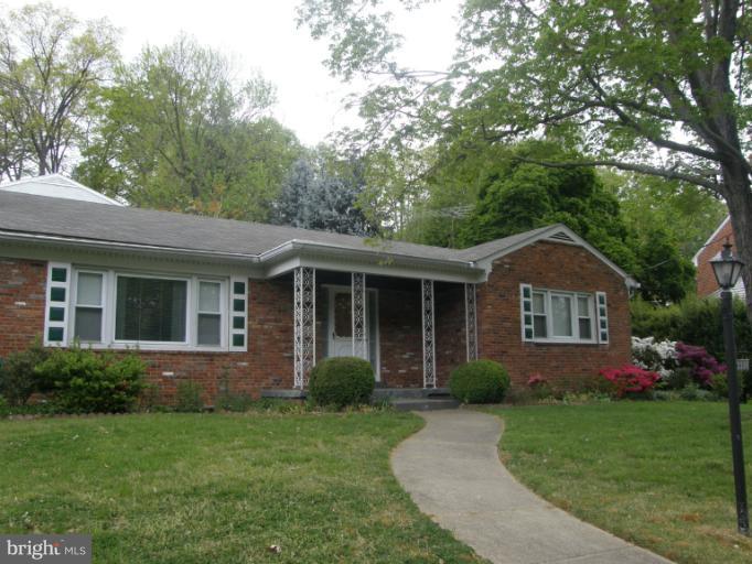 3306 Russell Road Alexandria, VA 22305 - Photo 21 of 21 a front view of a house with garden