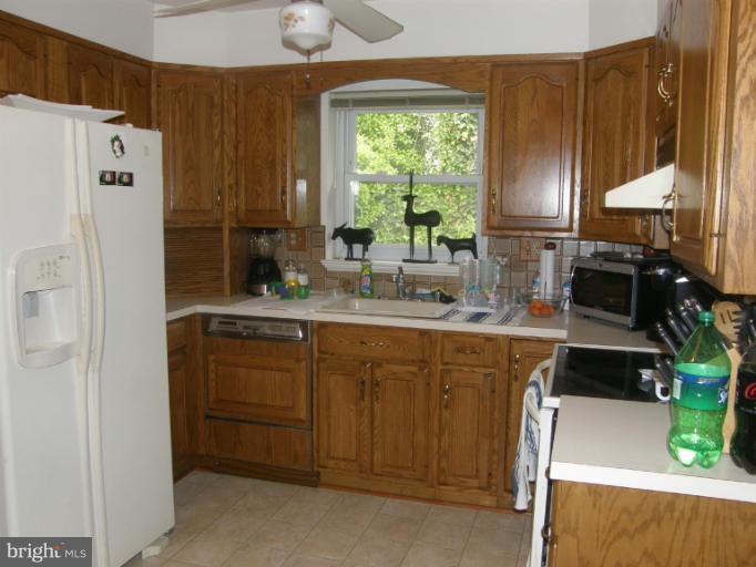 3306 Russell Road Alexandria, VA 22305 - Photo 5 of 21 a kitchen with stainless steel appliances a refrigerator sink and stove