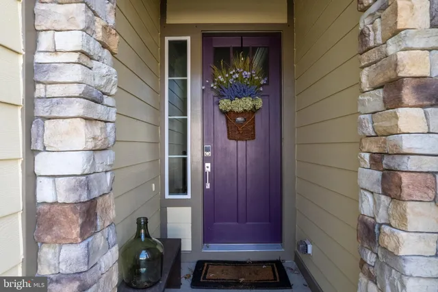 a view of a house with backyard and garden