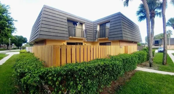 $2,300 | 221 2nd Way, West Palm Beach, FL 33407