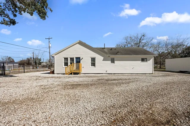 a view of a house with a backyard
