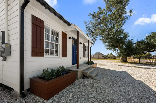 a view of a house with backyard and sitting area