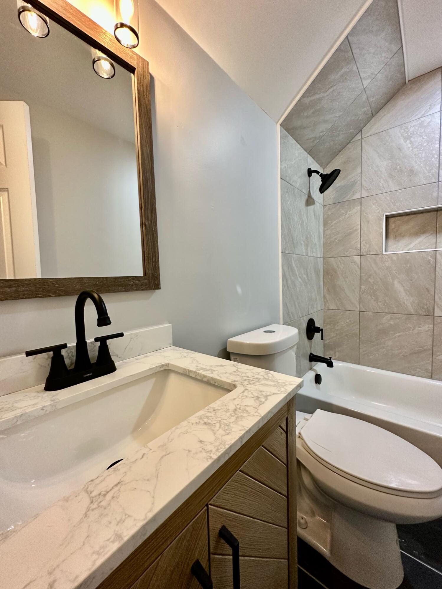 136 Traders Station Road Summerville, SC 29486 - Photo 24 of 31 Hallway Bathroom
