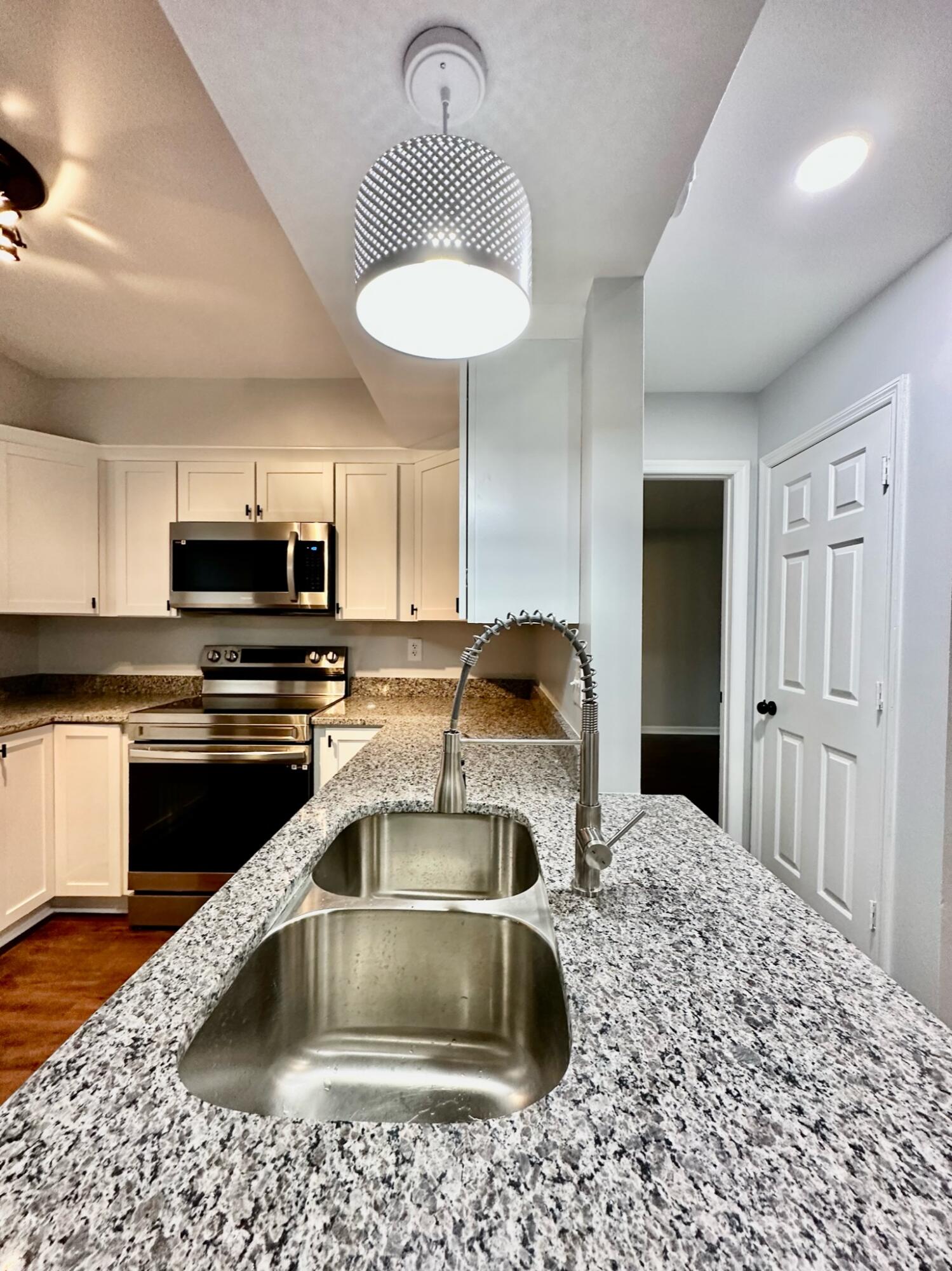 136 Traders Station Road Summerville, SC 29486 - Photo 9 of 31 Granite countertop