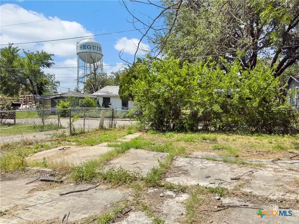 a view of a yard in front of the house