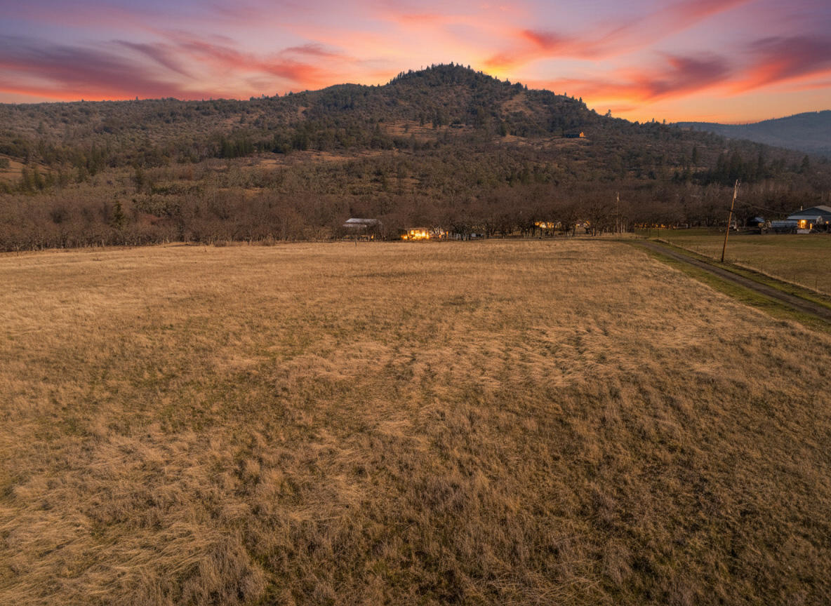 4477 East Antelope Road Eagle Point, OR 97524 - Photo 2 of 25