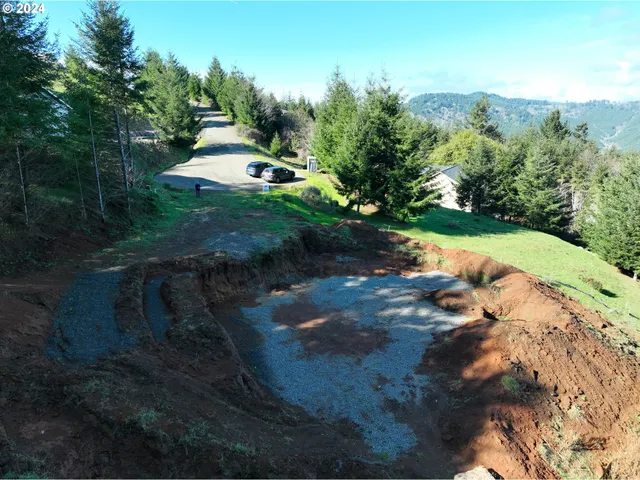 a view of a garden with lawn chairs
