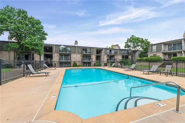 $159,000 | 5125 West 75th Street, Prairie Village, KS 66208