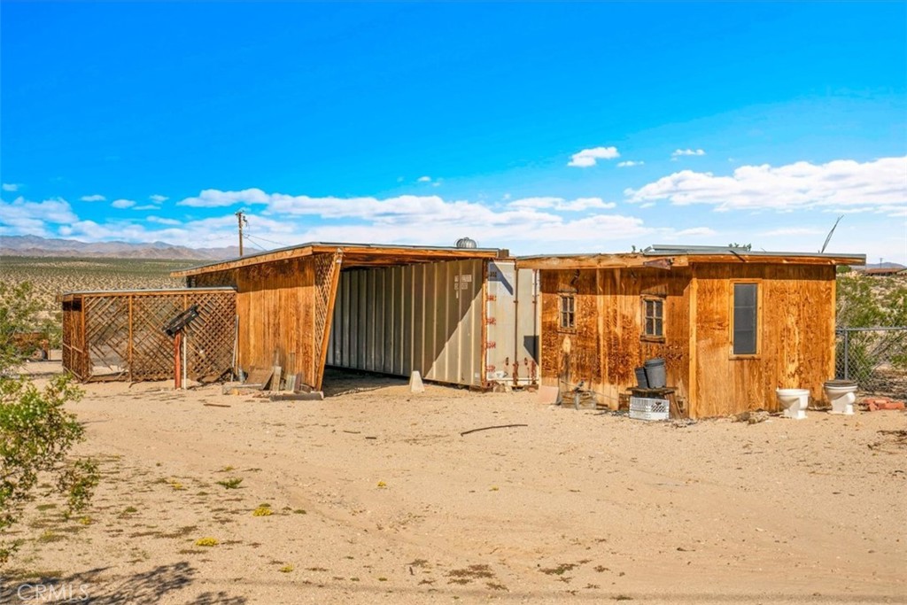 64720 Sonora Road Joshua Tree, CA 92252 - Photo 26 of 33 a view of a backyard with wooden fence