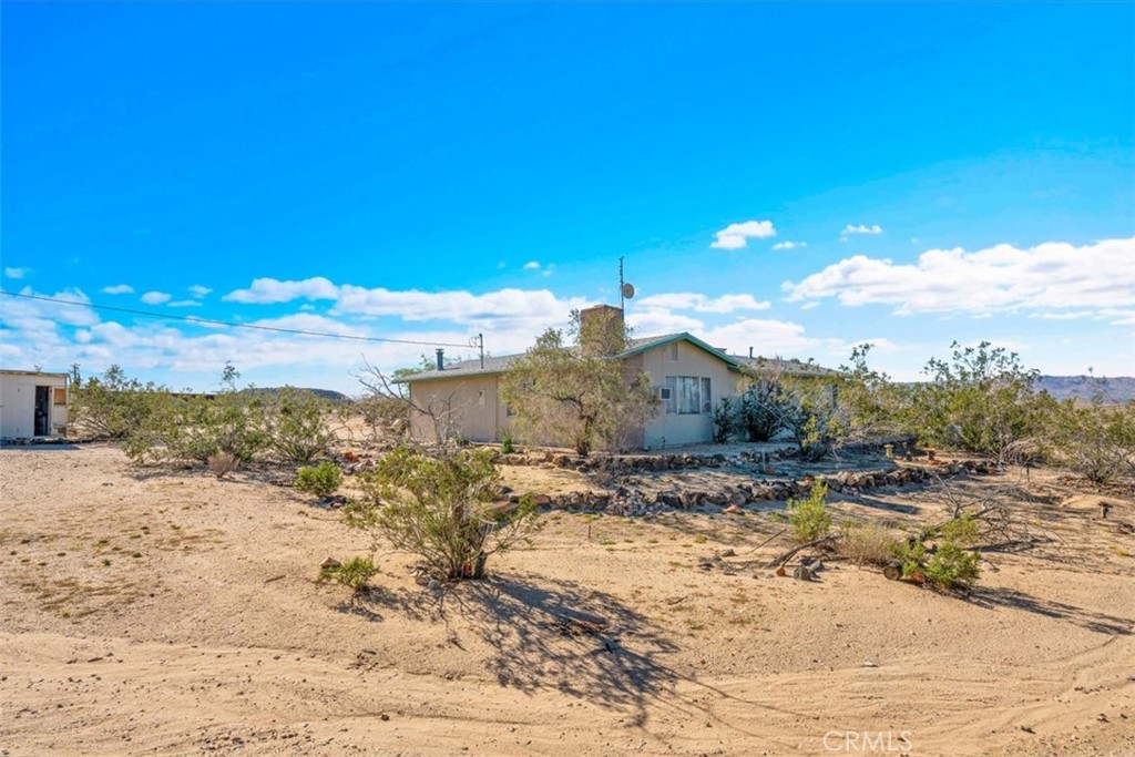 64720 Sonora Road Joshua Tree, CA 92252 - Photo 28 of 33 a view of a dry yard with wooden fence