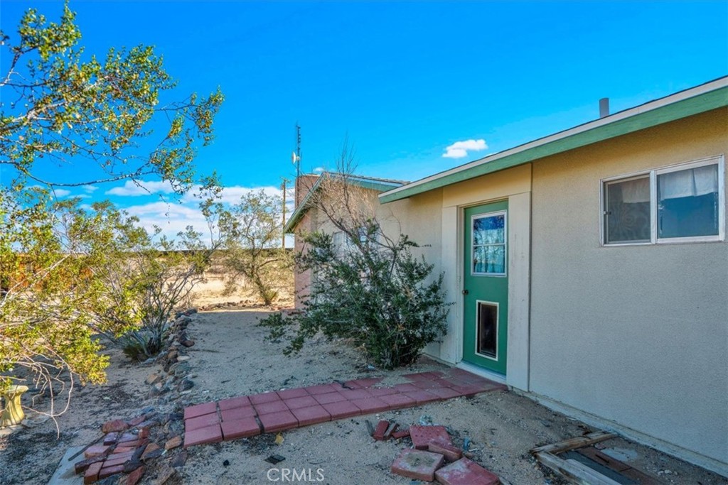 64720 Sonora Road Joshua Tree, CA 92252 - Photo 29 of 33 a view of a backyard with plants