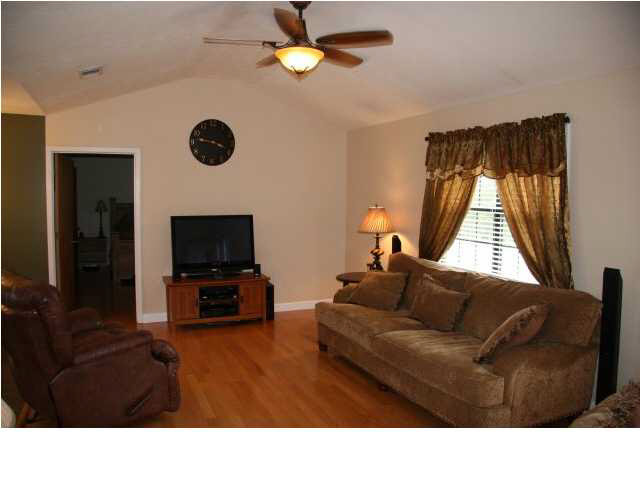 987 Franklin Road Morton, MS 39117 - Photo 2 of 14 Living room