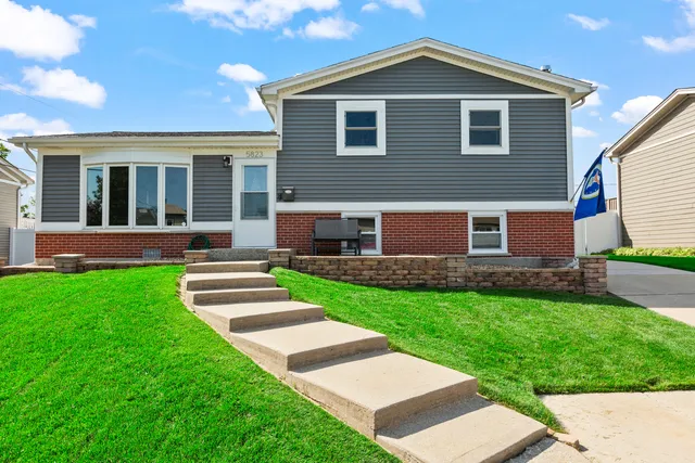 $359,900 | 5823 Stuart Lane, Oak Forest, IL 60452