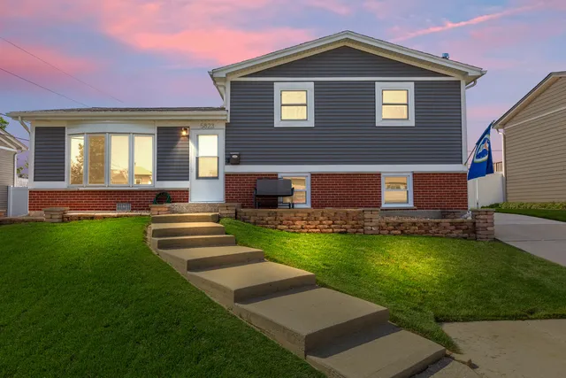 $359,900 | 5823 Stuart Lane, Oak Forest, IL 60452