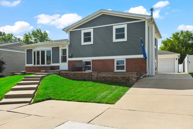 $359,900 | 5823 Stuart Lane, Oak Forest, IL 60452