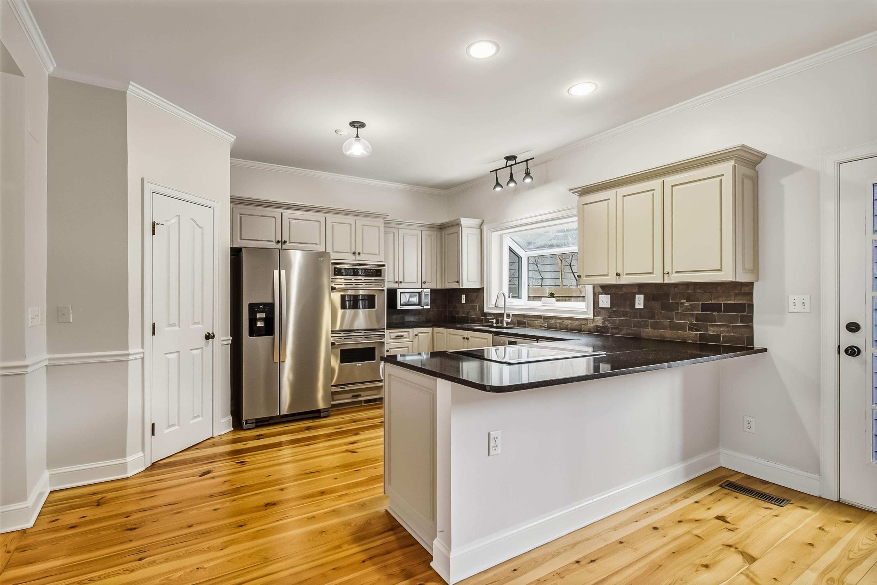 154 Harbor Ridge Lane North Memphis, TN 38103 - Photo 13 of 39 a kitchen with stainless steel appliances granite countertop a sink stove and refrigerator