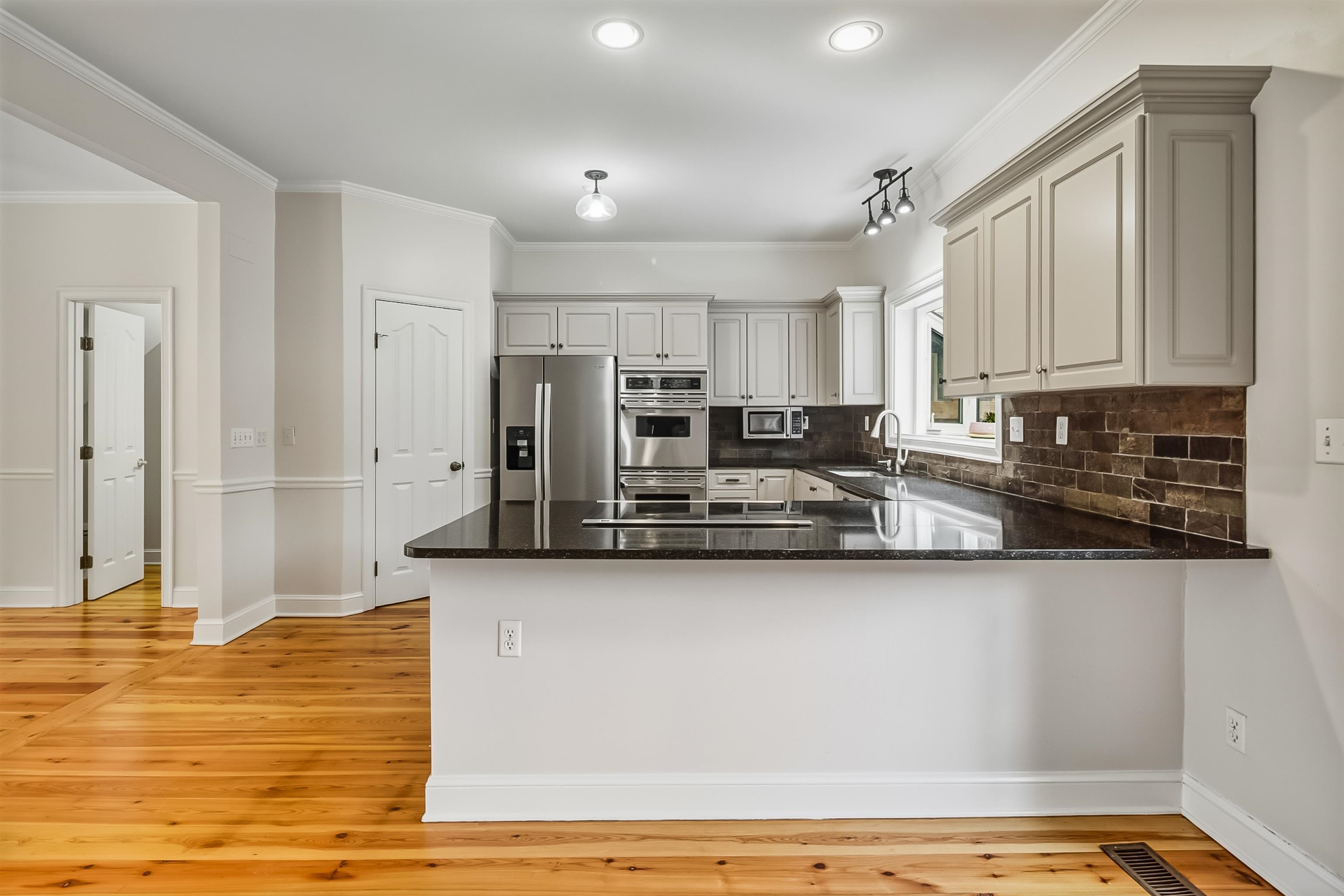 154 Harbor Ridge Lane North Memphis, TN 38103 - Photo 14 of 39 a kitchen with stainless steel appliances granite countertop a sink refrigerator and cabinets