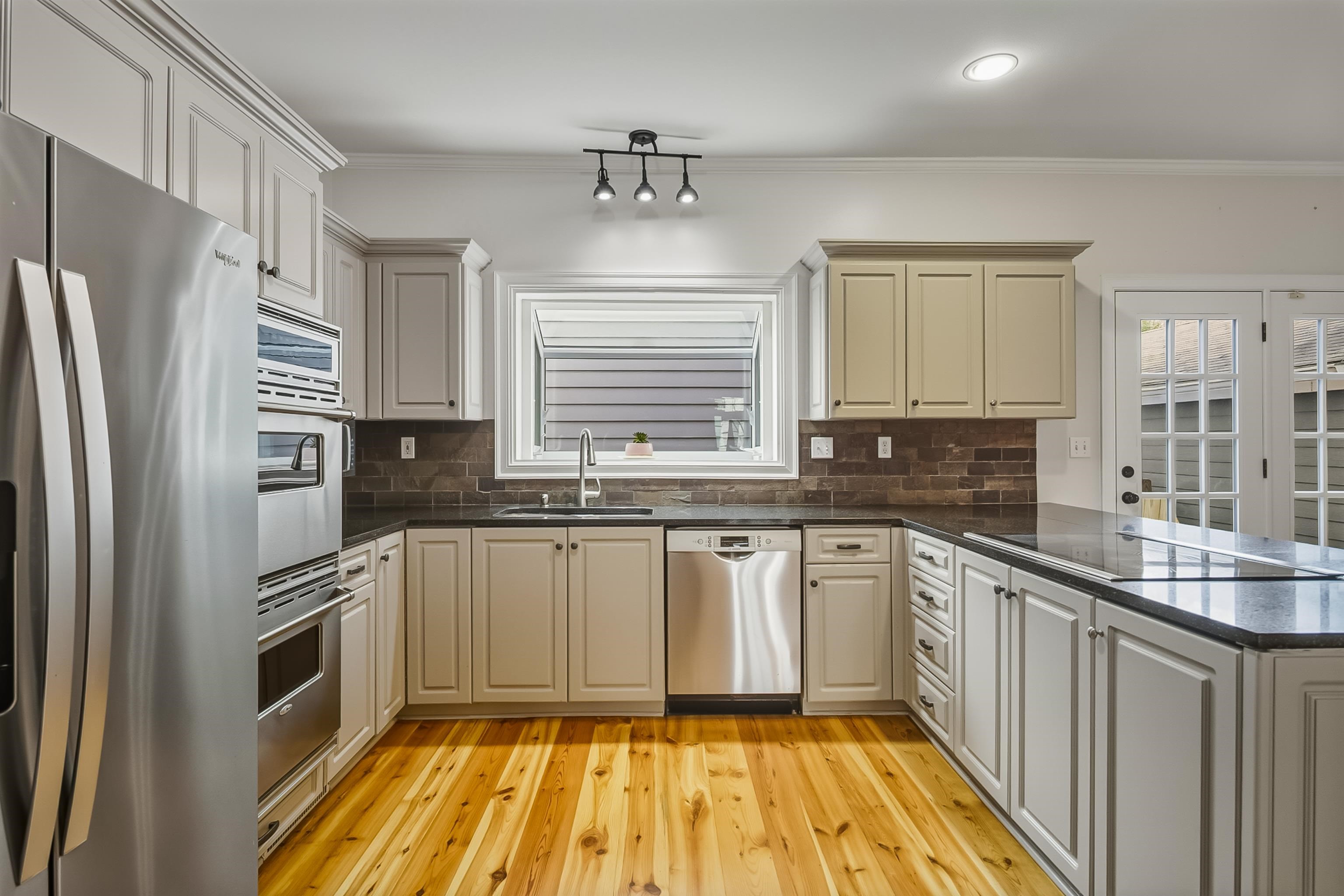 154 Harbor Ridge Lane North Memphis, TN 38103 - Photo 17 of 39 a kitchen with granite countertop a sink stainless steel appliances and cabinets
