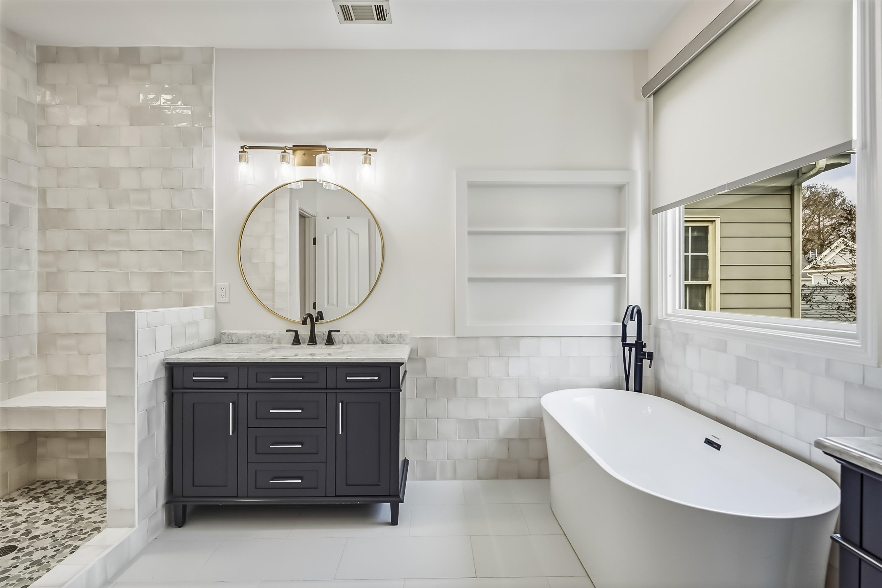 154 Harbor Ridge Lane North Memphis, TN 38103 - Photo 22 of 39 a bathroom with a tub sink and mirror