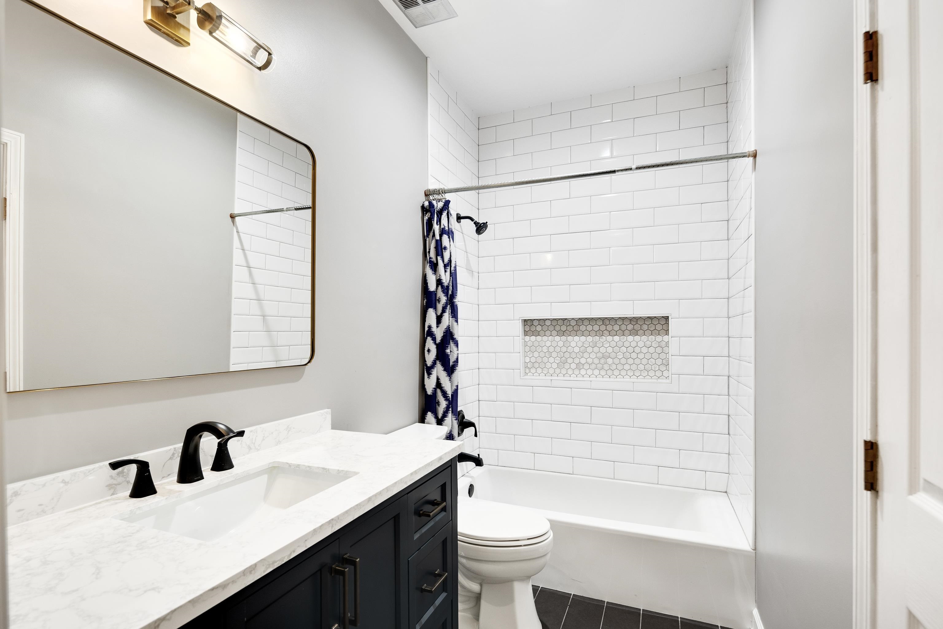 154 Harbor Ridge Lane North Memphis, TN 38103 - Photo 29 of 39 a bathroom with a sink a toilet and shower