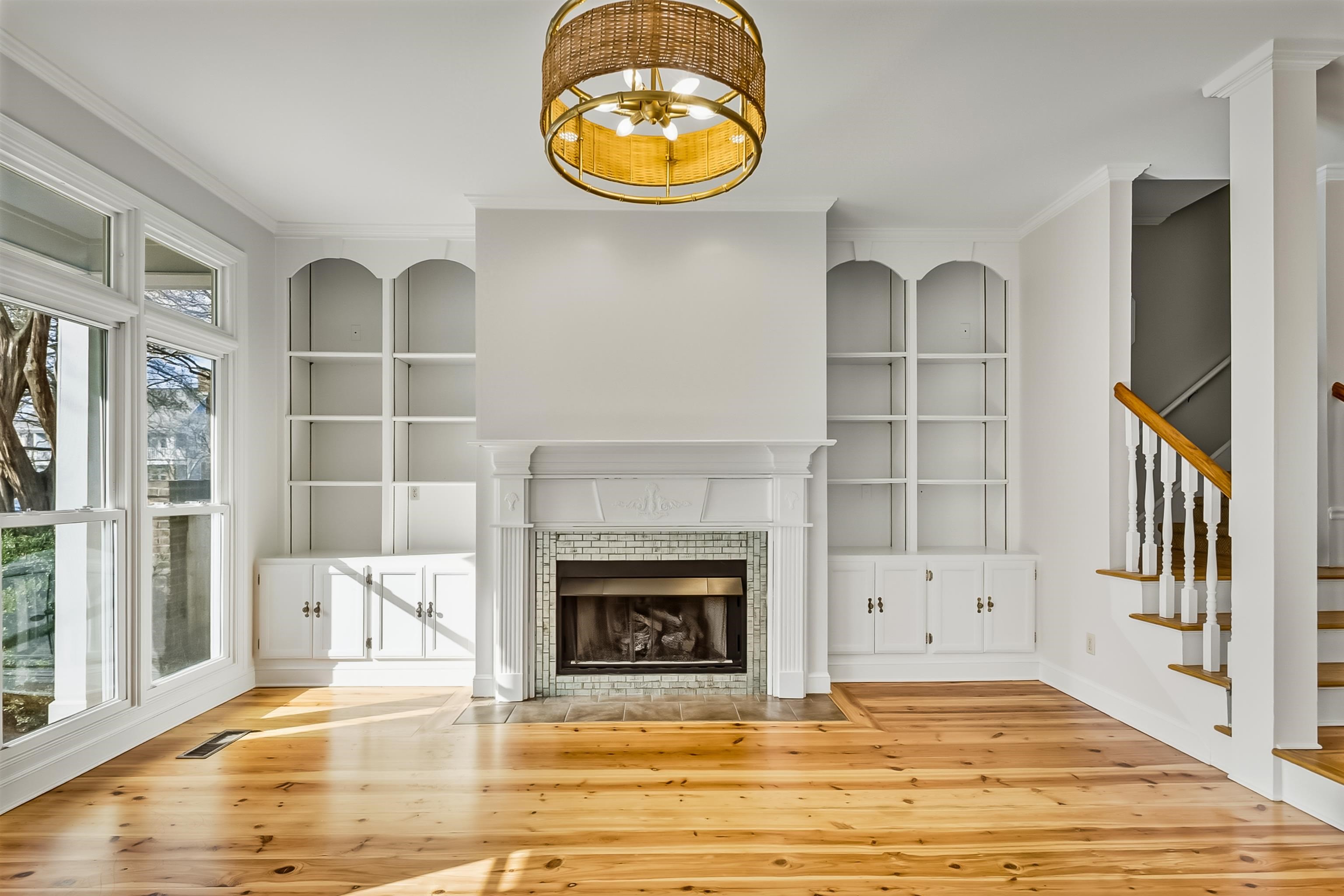 154 Harbor Ridge Lane North Memphis, TN 38103 - Photo 5 of 39 a view of a livingroom with furniture and window