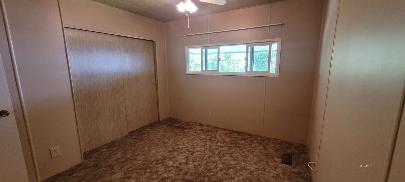 2293 Galloway Avenue Bishop, CA 93514 - Photo 7 of 13 an empty room with windows and closet
