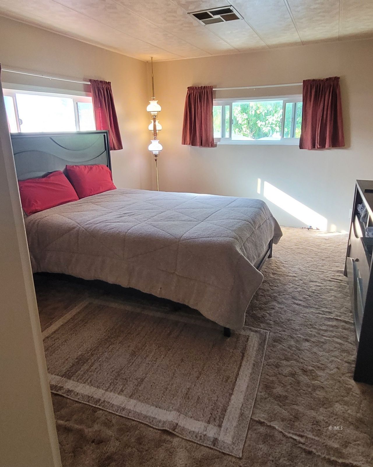 2293 Galloway Avenue Bishop, CA 93514 - Photo 10 of 13 a bedroom with a bed and window