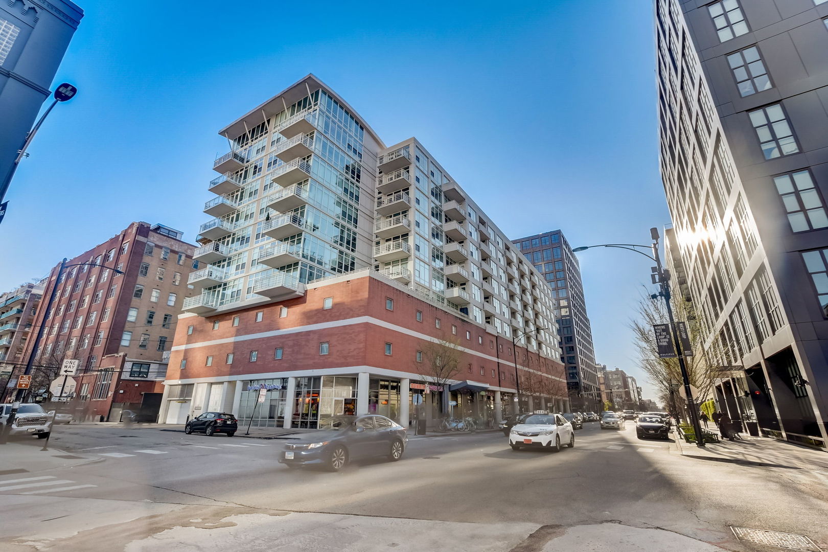 909 West Washington Boulevard, Unit 704 Chicago, IL 60607 - Photo 2 of 36 a front view of a building