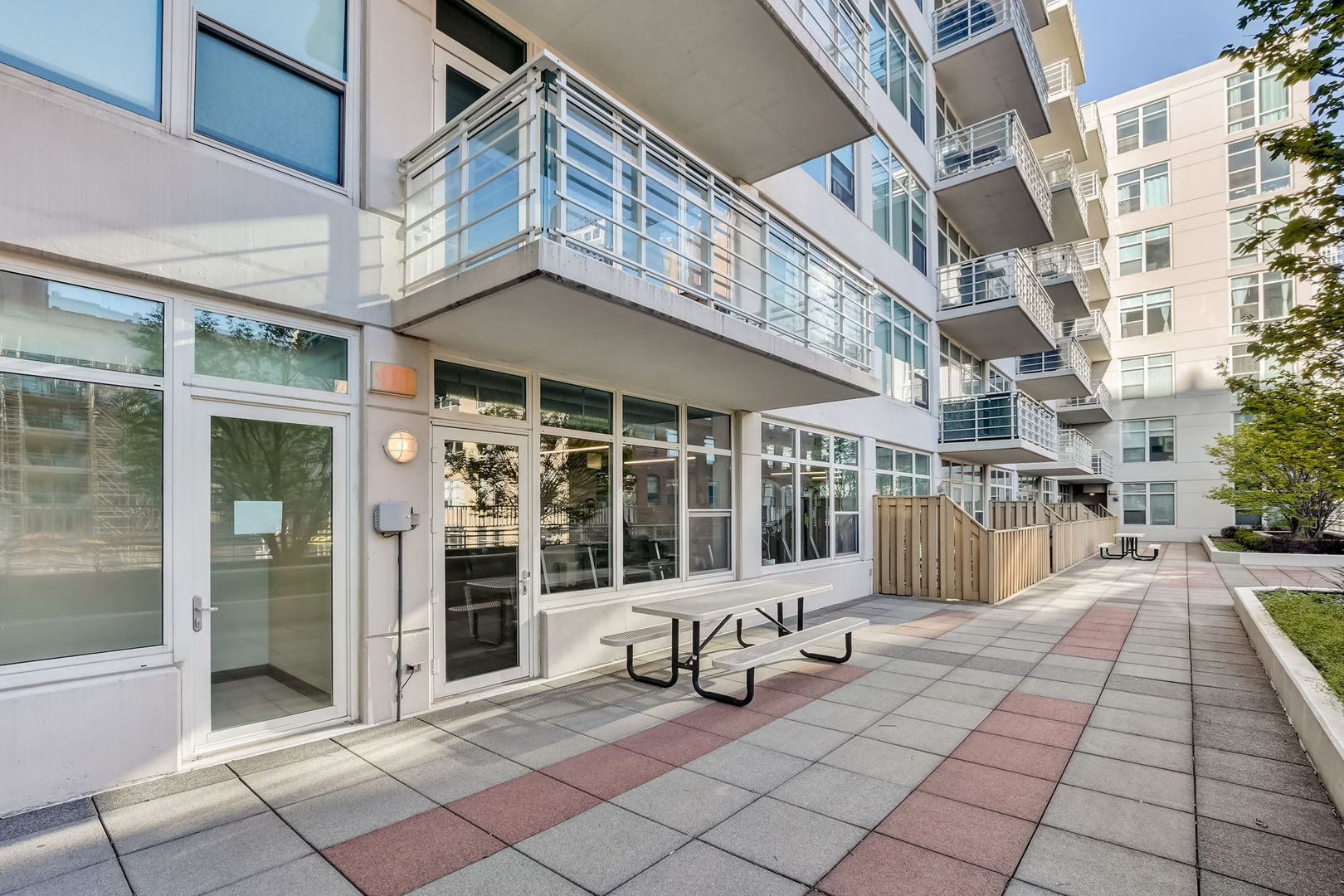 909 West Washington Boulevard, Unit 704 Chicago, IL 60607 - Photo 27 of 36 a view of a building with sitting area