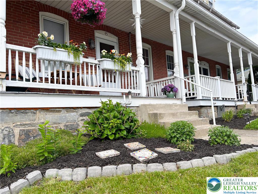 a view of a bench sitting in back yard of a house