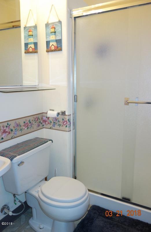 25 Southwest Briscoe Street Depoe Bay, OR 97341 - Photo 23 of 31 Tracy 027 (522x800)