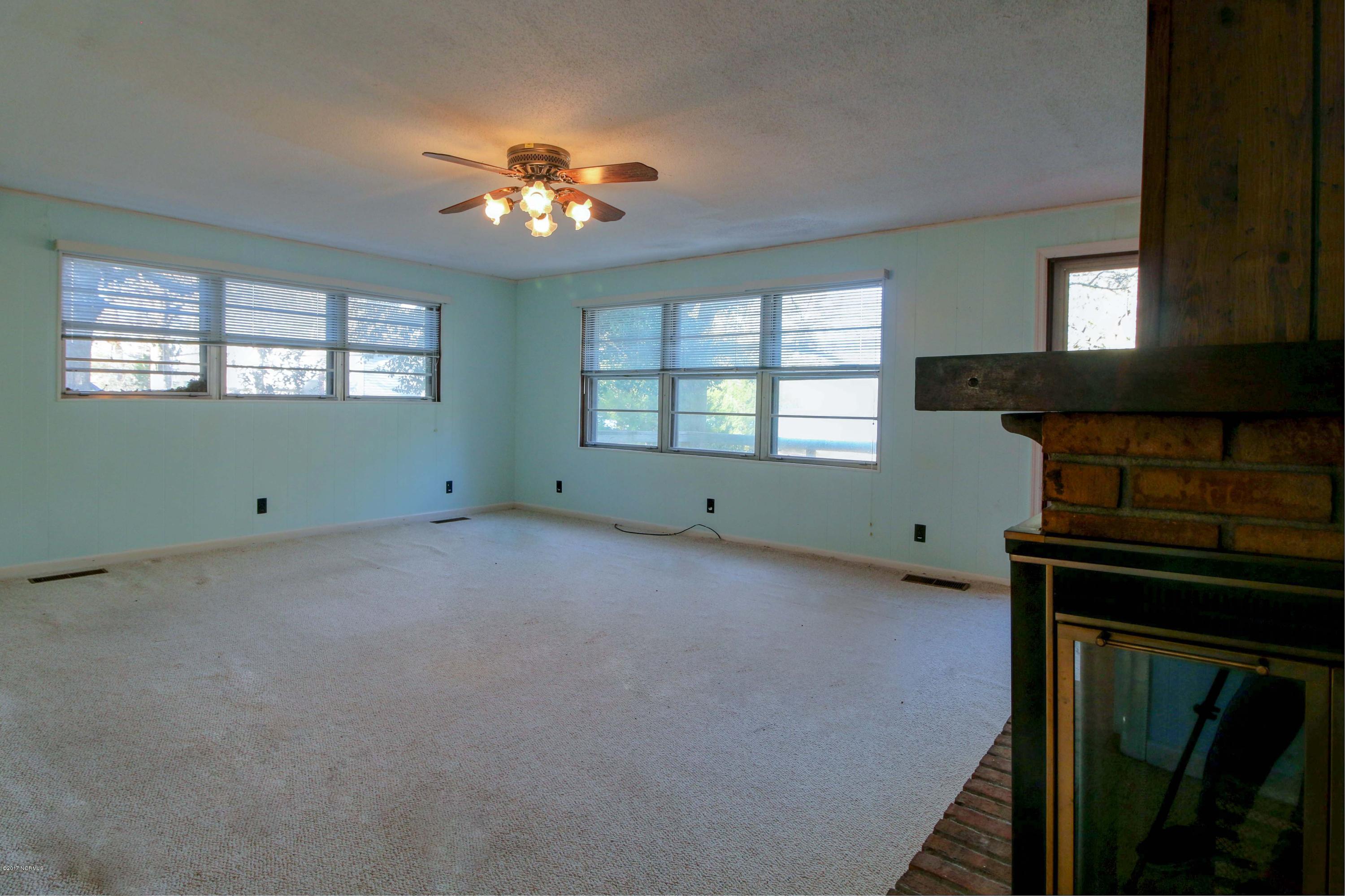 407 Queens Haven Road Hubert, NC 28539 - Photo 16 of 24 IMG_8902_3_4_Interior 2