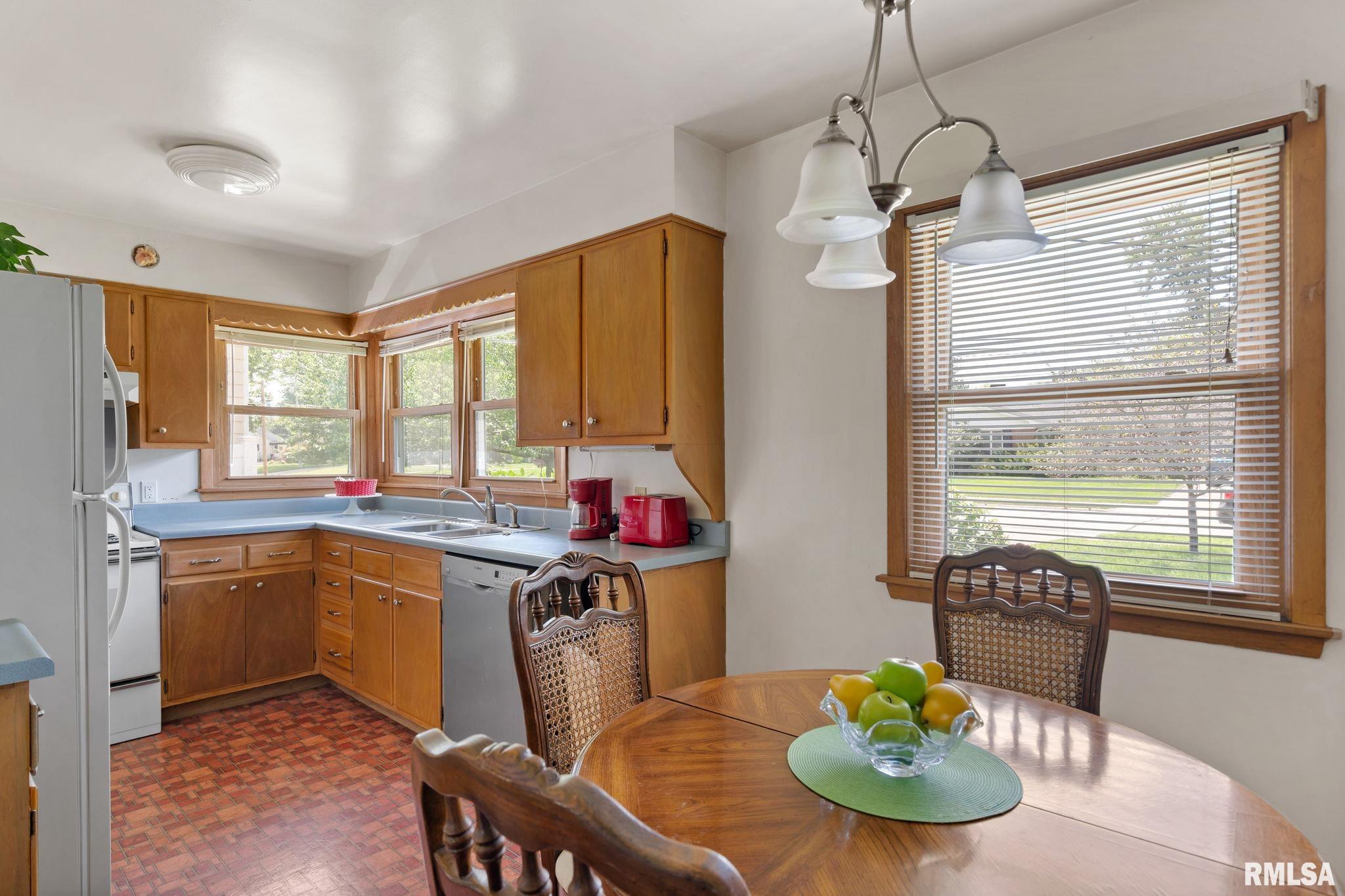 1836 46th Street Moline, IL 61265 - Photo 3 of 11 Gallery Image 3
