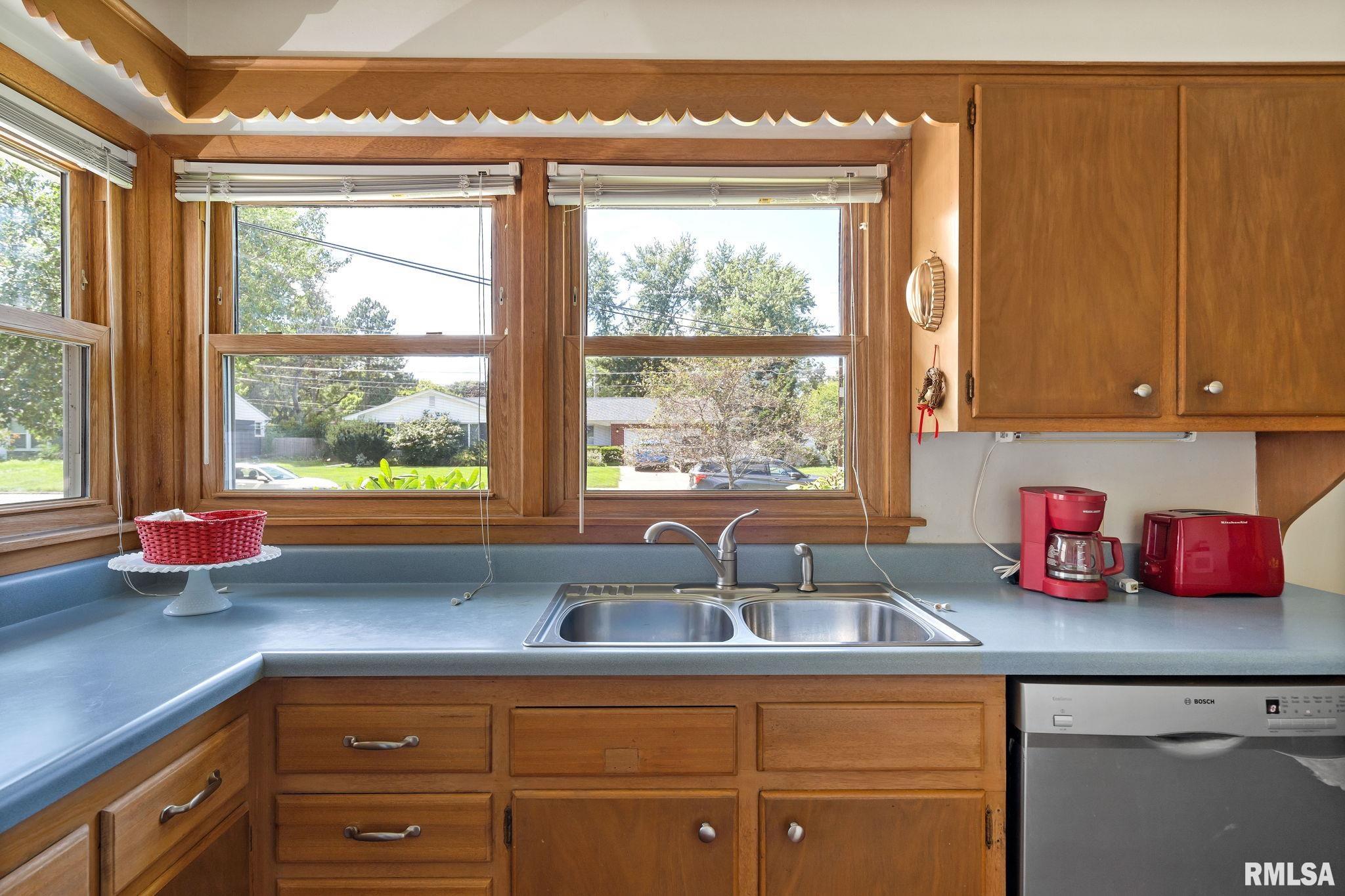 1836 46th Street Moline, IL 61265 - Photo 4 of 11 Gallery Image 4