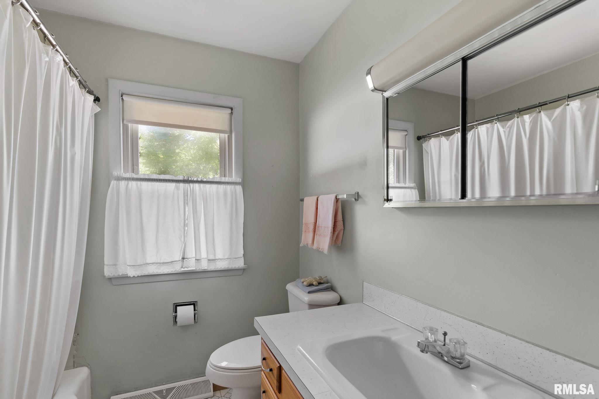 1836 46th Street Moline, IL 61265 - Photo 5 of 11 Gallery Image 5