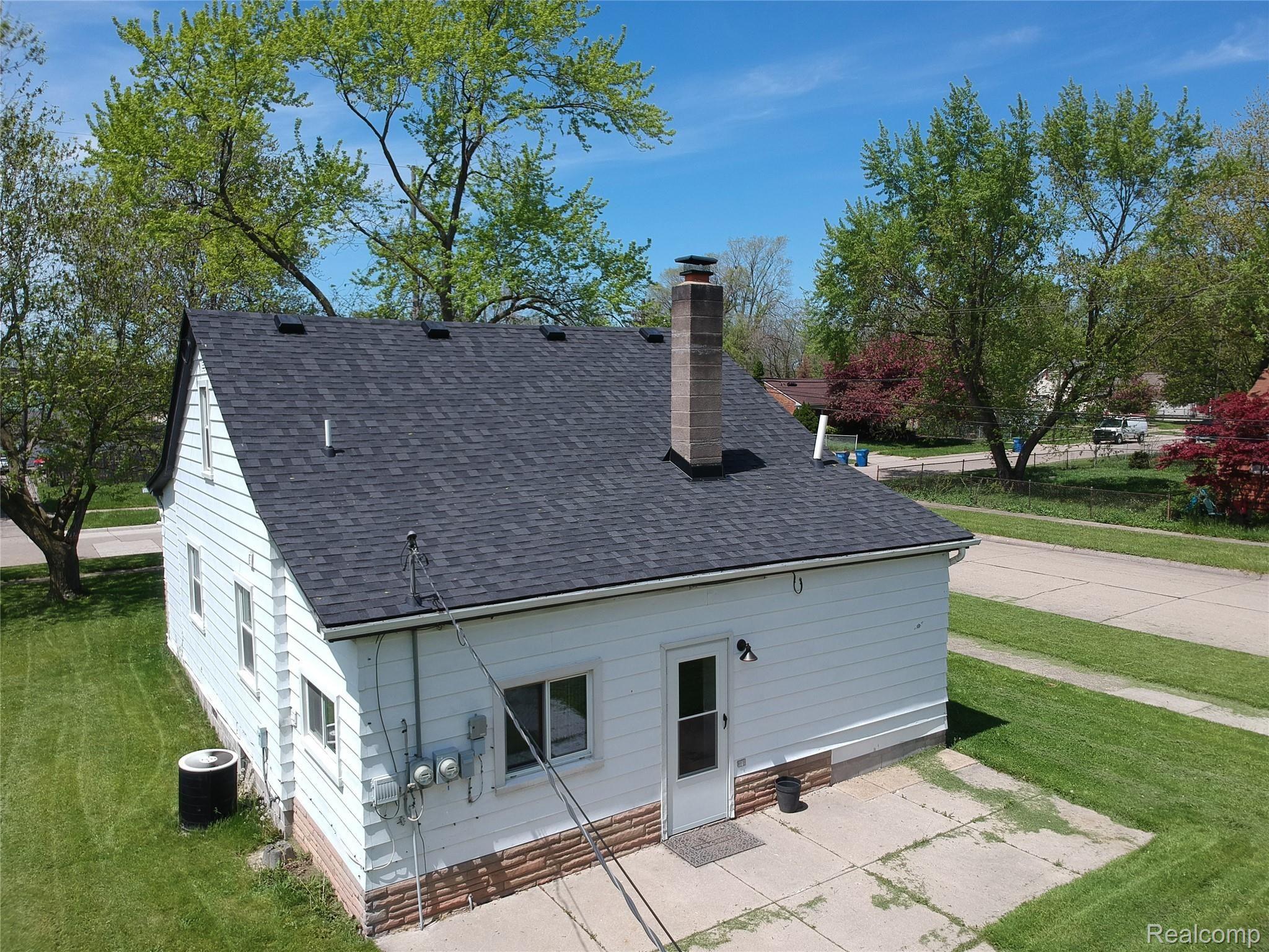 25294 Peter Kaltz Road Warren, MI 48091 - Photo 26 of 33 Back o fhouse.jpg