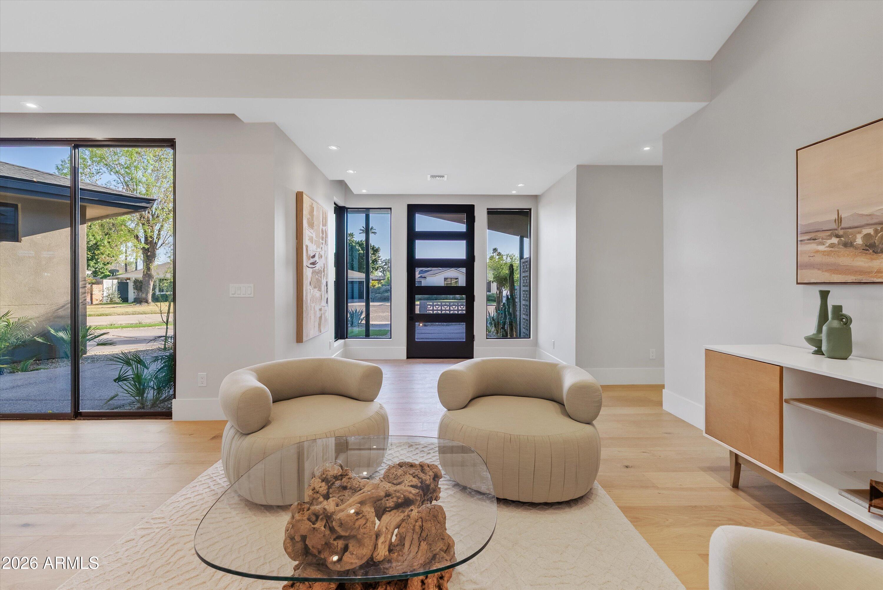 4610 East Flower Street Phoenix, AZ 85018 - Photo 11 of 41 Siting Area | Great Room