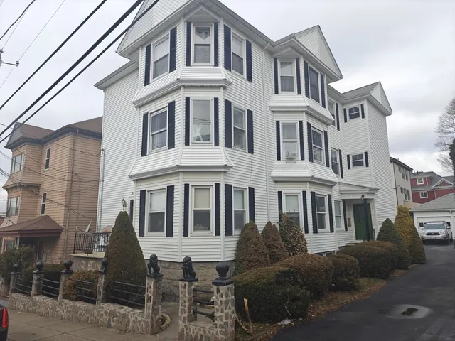 $2,300 | 452 Osborn Street, Unit 3, Fall River, MA 02724