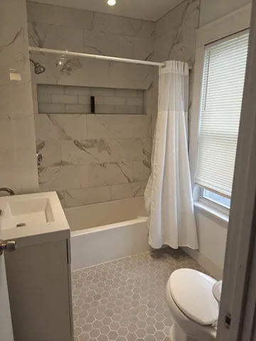 $2,300 | 452 Osborn Street, Unit 3, Fall River, MA 02724