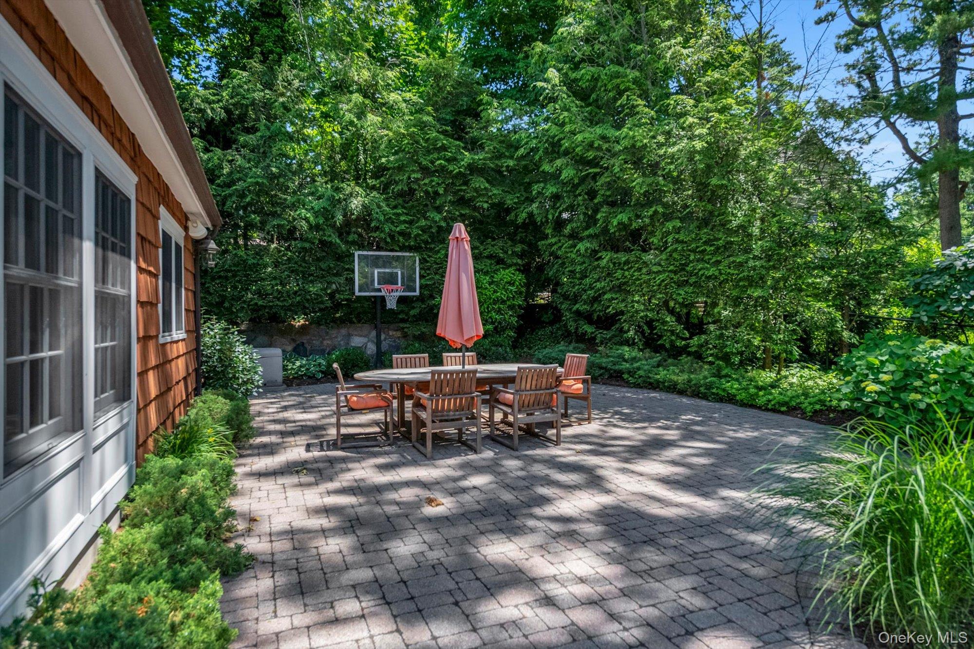 74 Litchfield Road Port Washington, NY 11050 - Photo 32 of 48