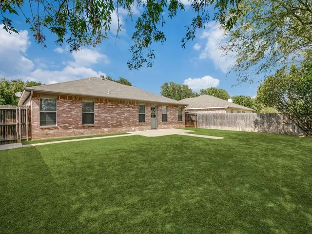 a view of a house with a backyard