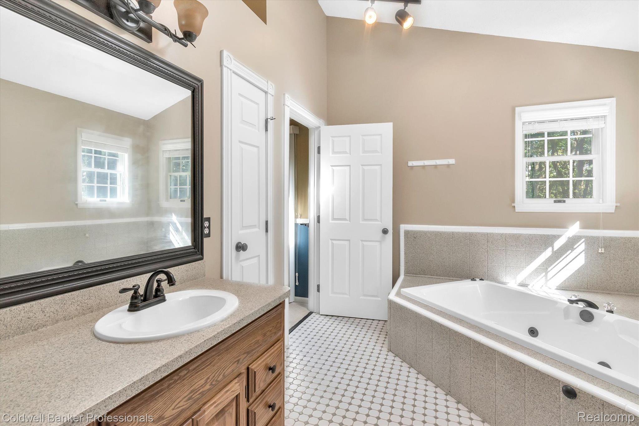 6441 Richardson Road Howell, MI 48843 - Photo 23 of 72 Primary bath