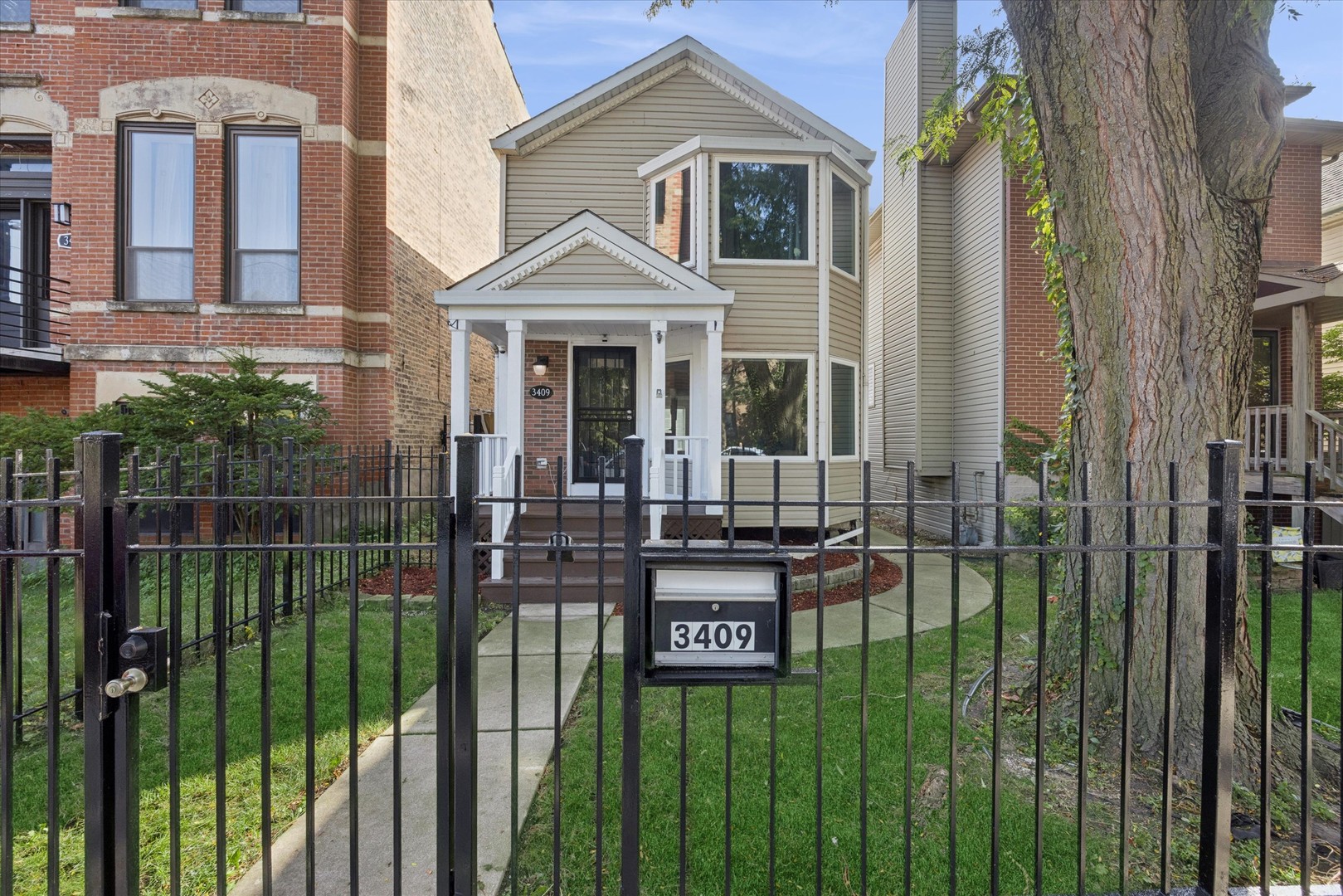 3409 South Indiana Avenue Chicago, IL 60616 - Photo 1 of 15