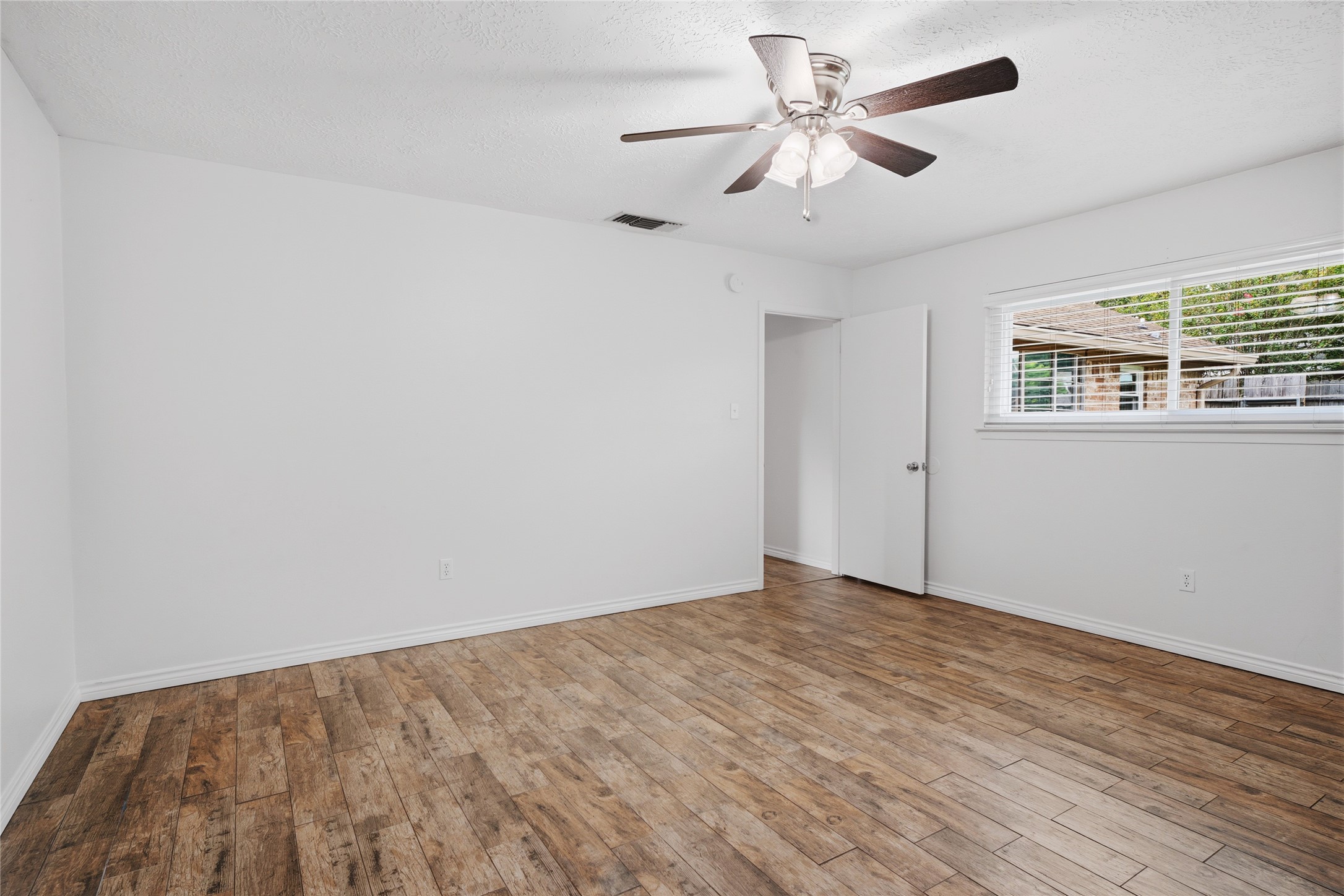 182 Greenleaf Lane Conroe, TX 77304 - Photo 9 of 17 Primary Bedroom