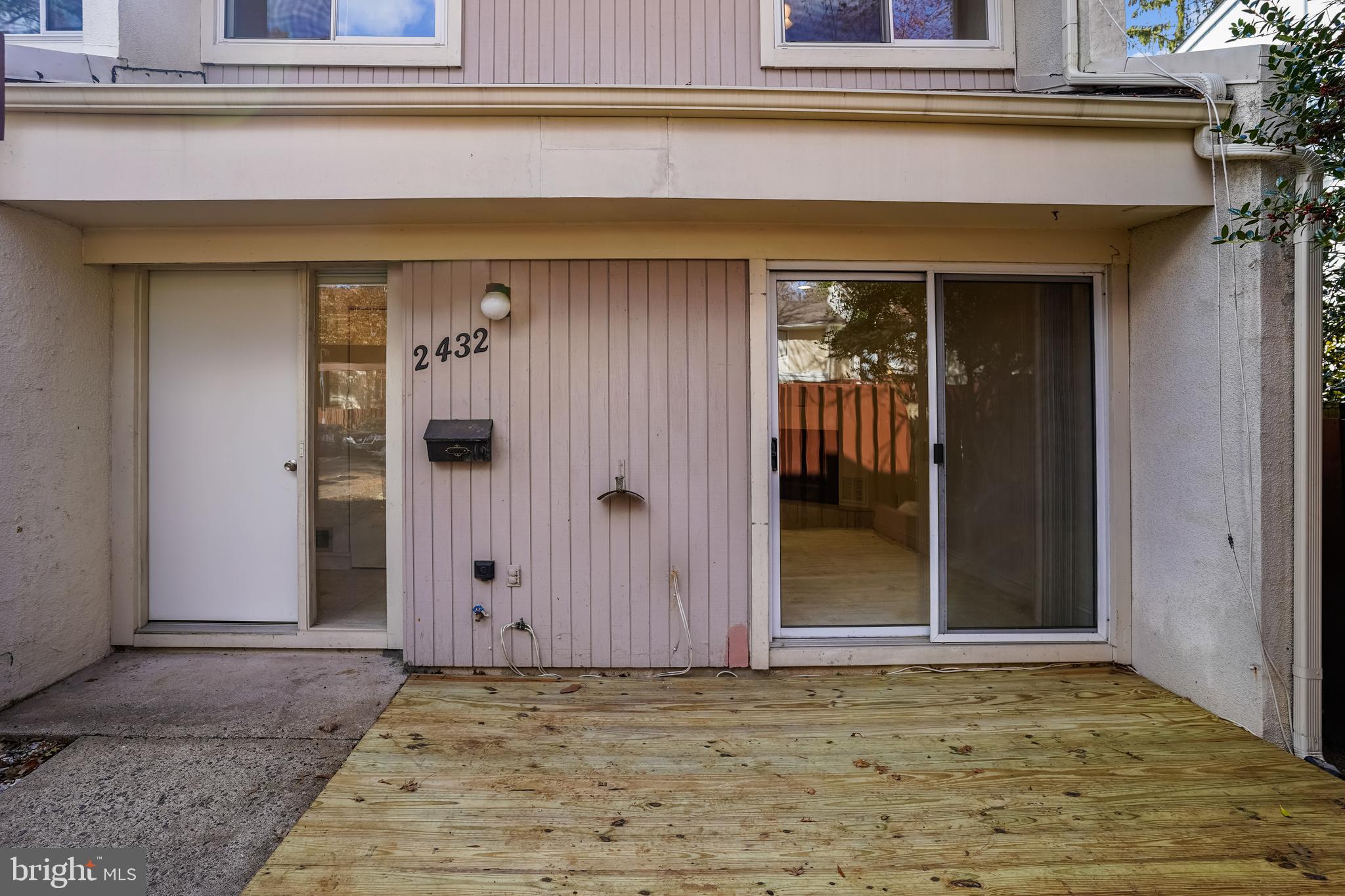 2432 Southgate Square Reston, VA 20191 - Photo 2 of 40 Inviting Entry