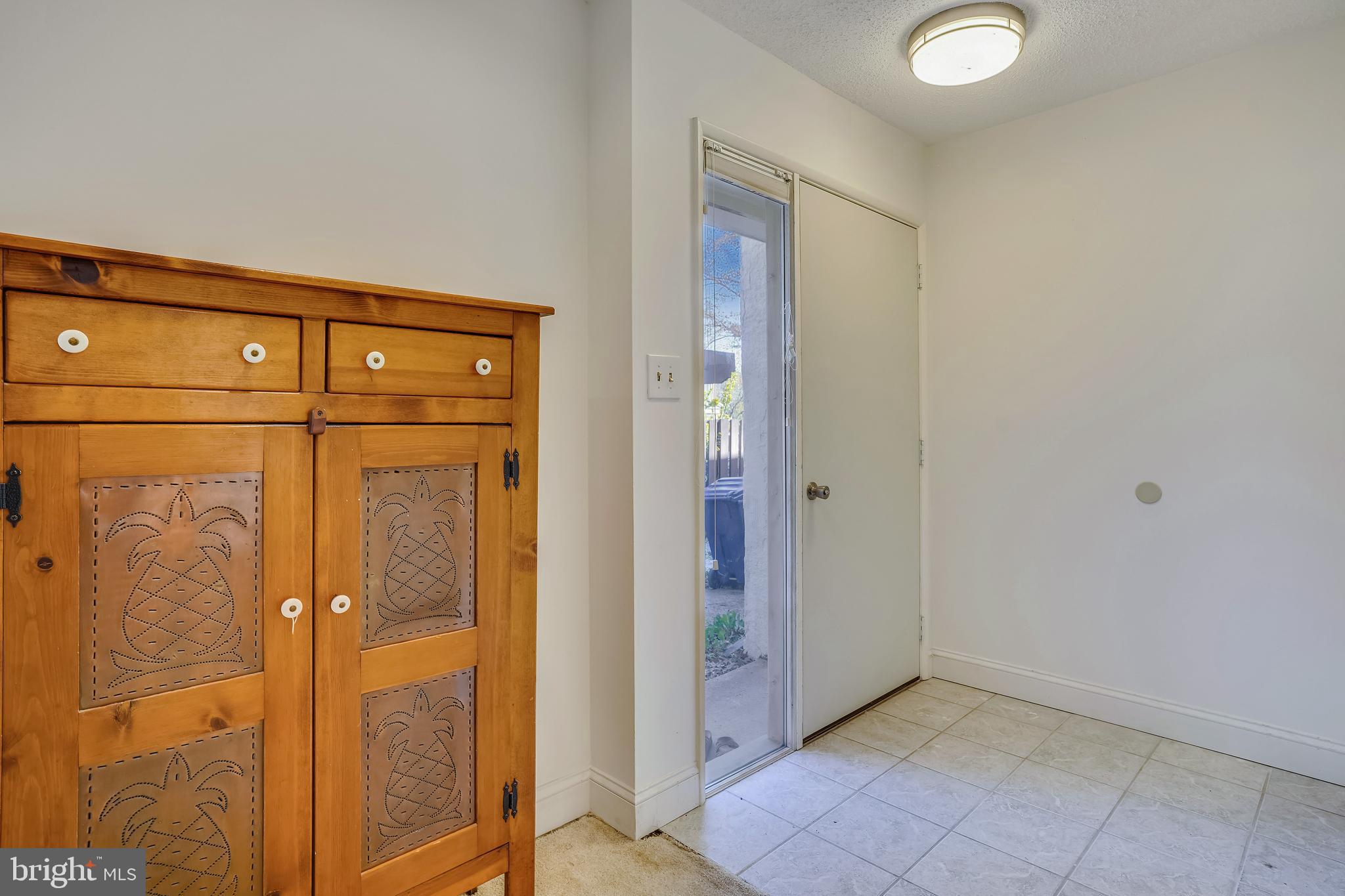 2432 Southgate Square Reston, VA 20191 - Photo 4 of 40 Separate Foyer