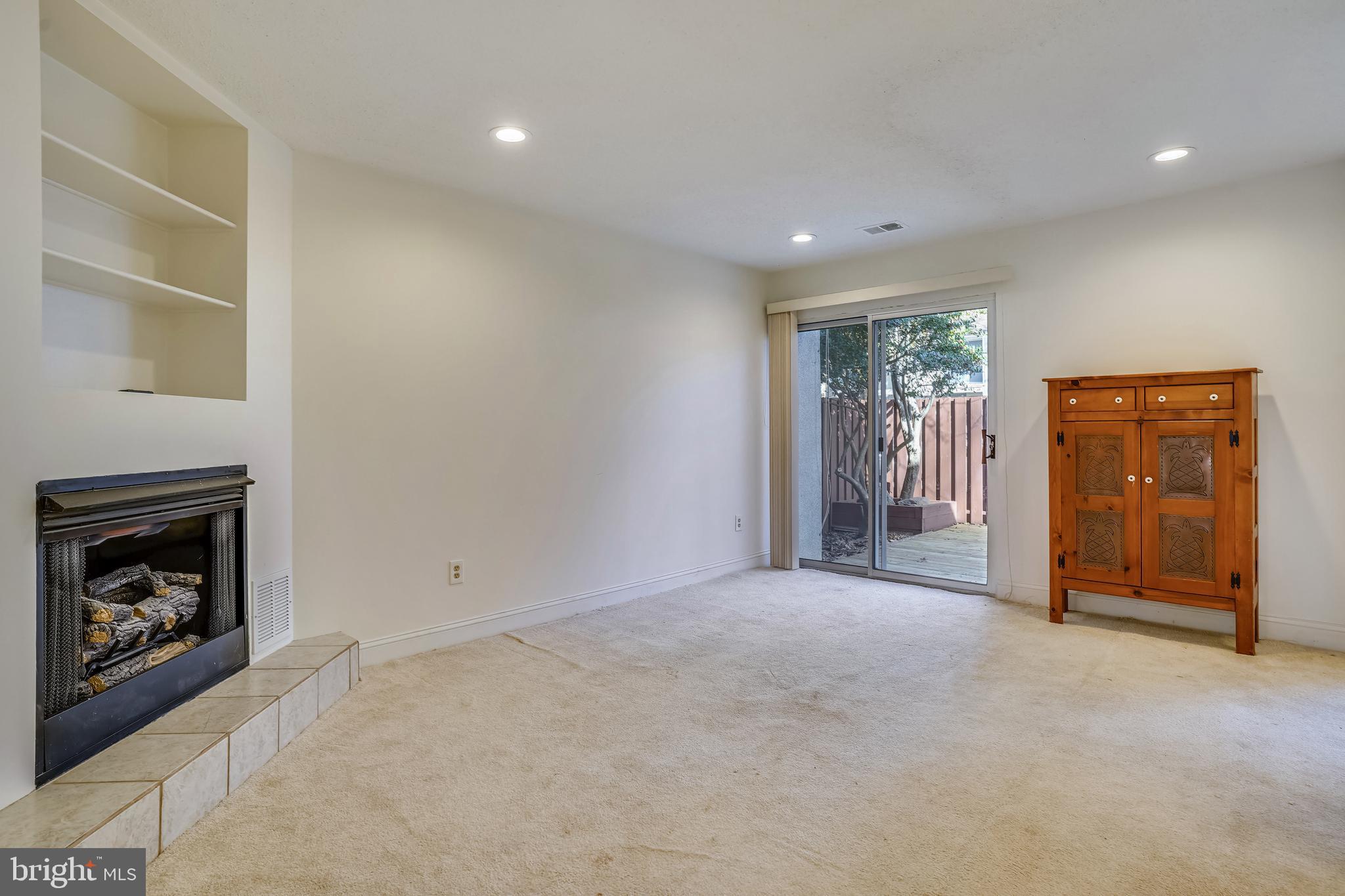 2432 Southgate Square Reston, VA 20191 - Photo 5 of 40 Spacious Living Room