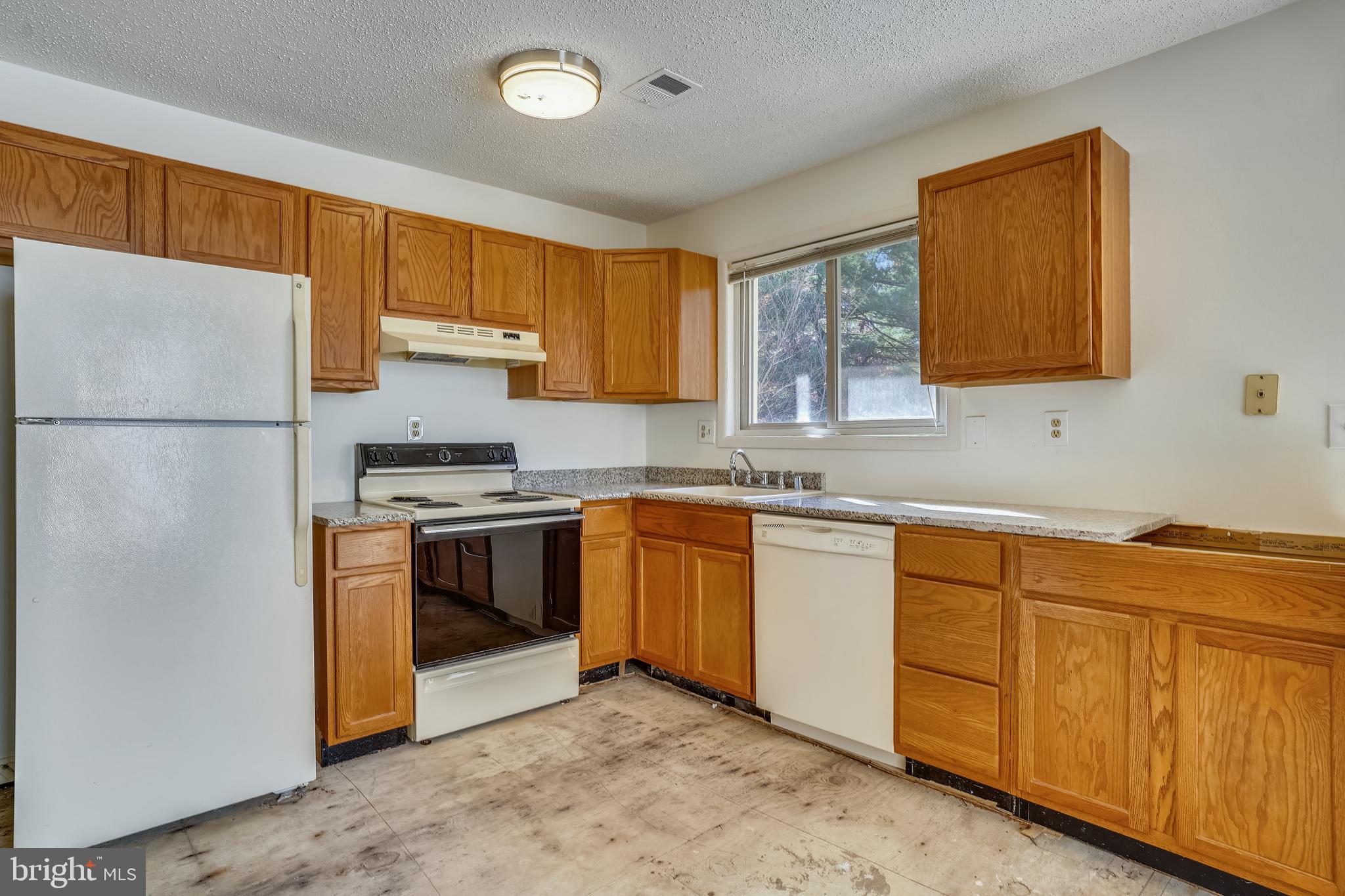 2432 Southgate Square Reston, VA 20191 - Photo 7 of 40 Light Filled Kitchen